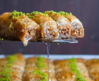 Antalya’da Mutlaka Ziyaret Etmeniz Gereken 7 Tatlı Lezzet Durağı ve Onların Eşsiz Hikayeleri